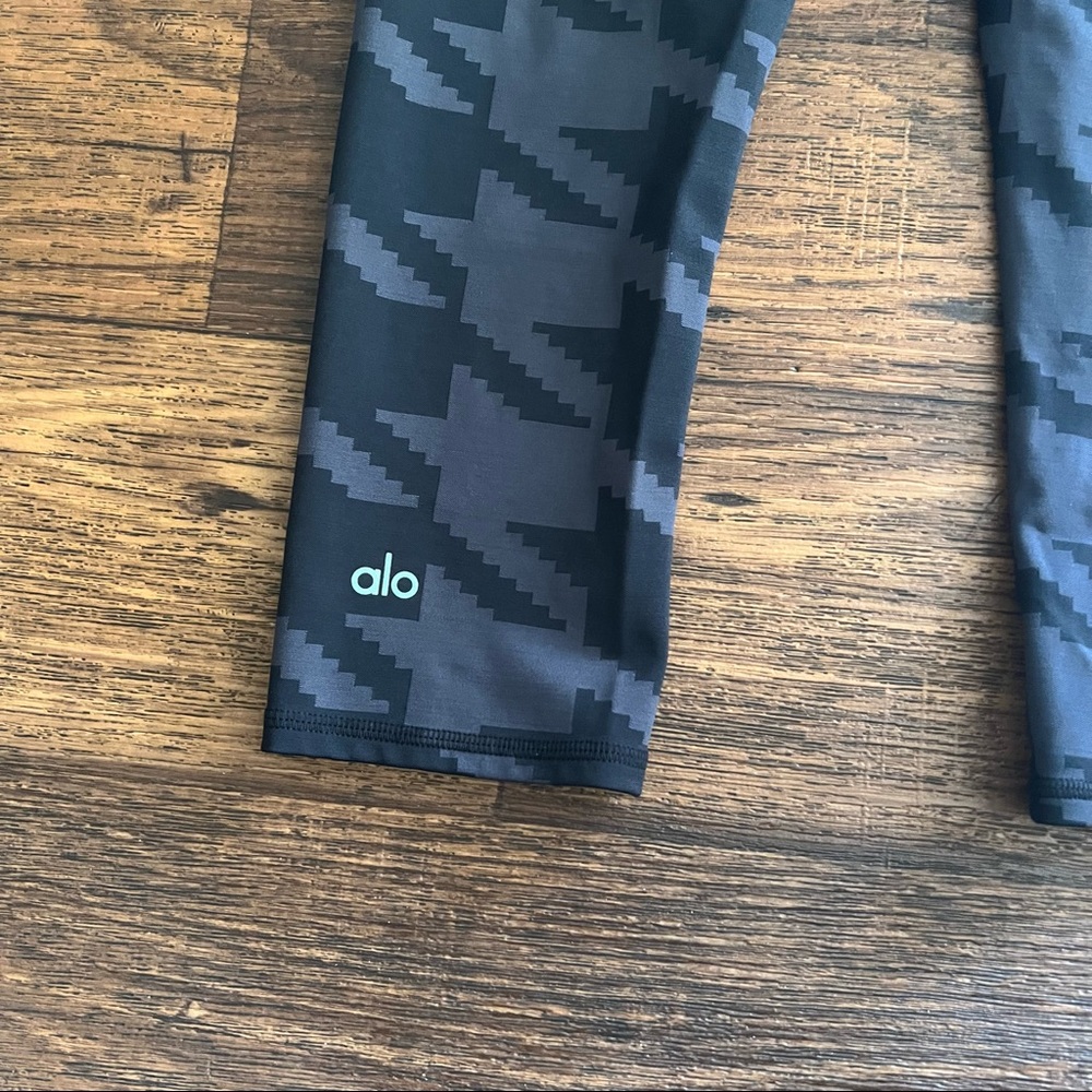 Alo Crop Leggings SZ S - Picture 7 of 7